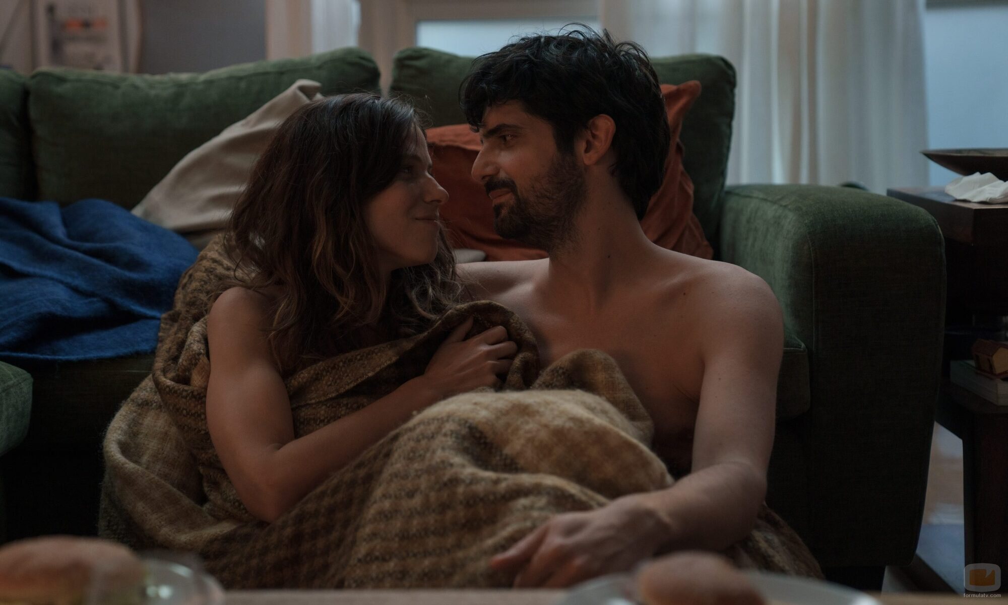 Francesco Carril y Iria del Río en 1x03 '2017' de 'Los años nuevos'