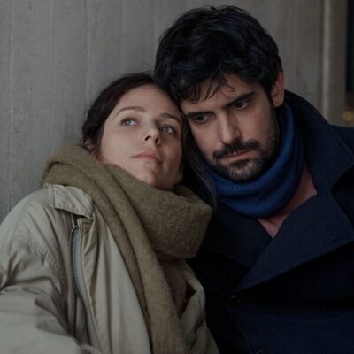 Imagen de Francesco Carril y Iria del Río en la temporada 1 y el capítulo 03 de 'Los años nuevos'
