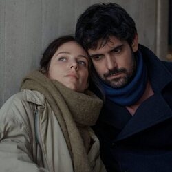 Imagen de Francesco Carril y Iria del Río en la temporada 1 y el capítulo 03 de 'Los años nuevos'