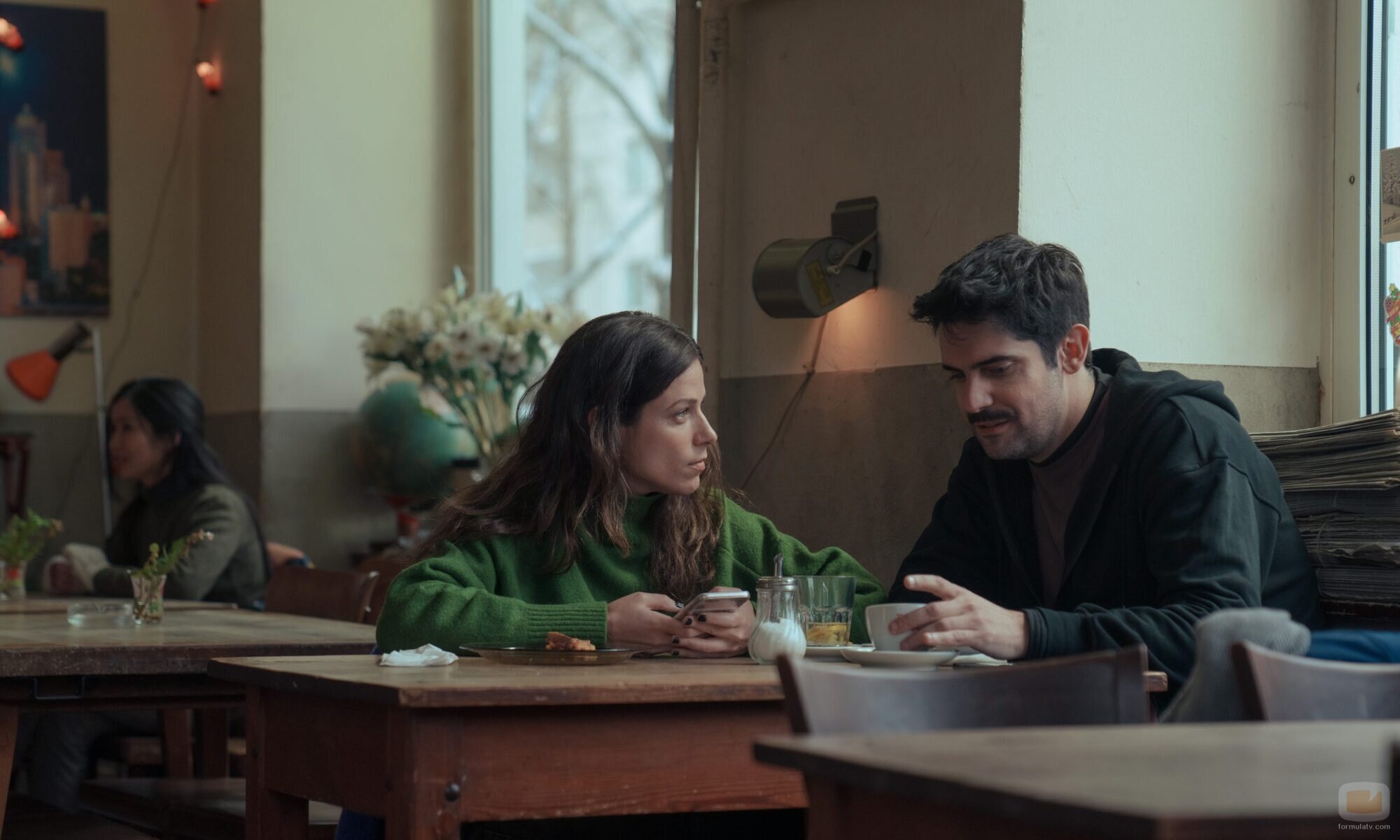 Still de Francesco Carril y Iria del Río en el 1x05 de 'Los años nuevos'