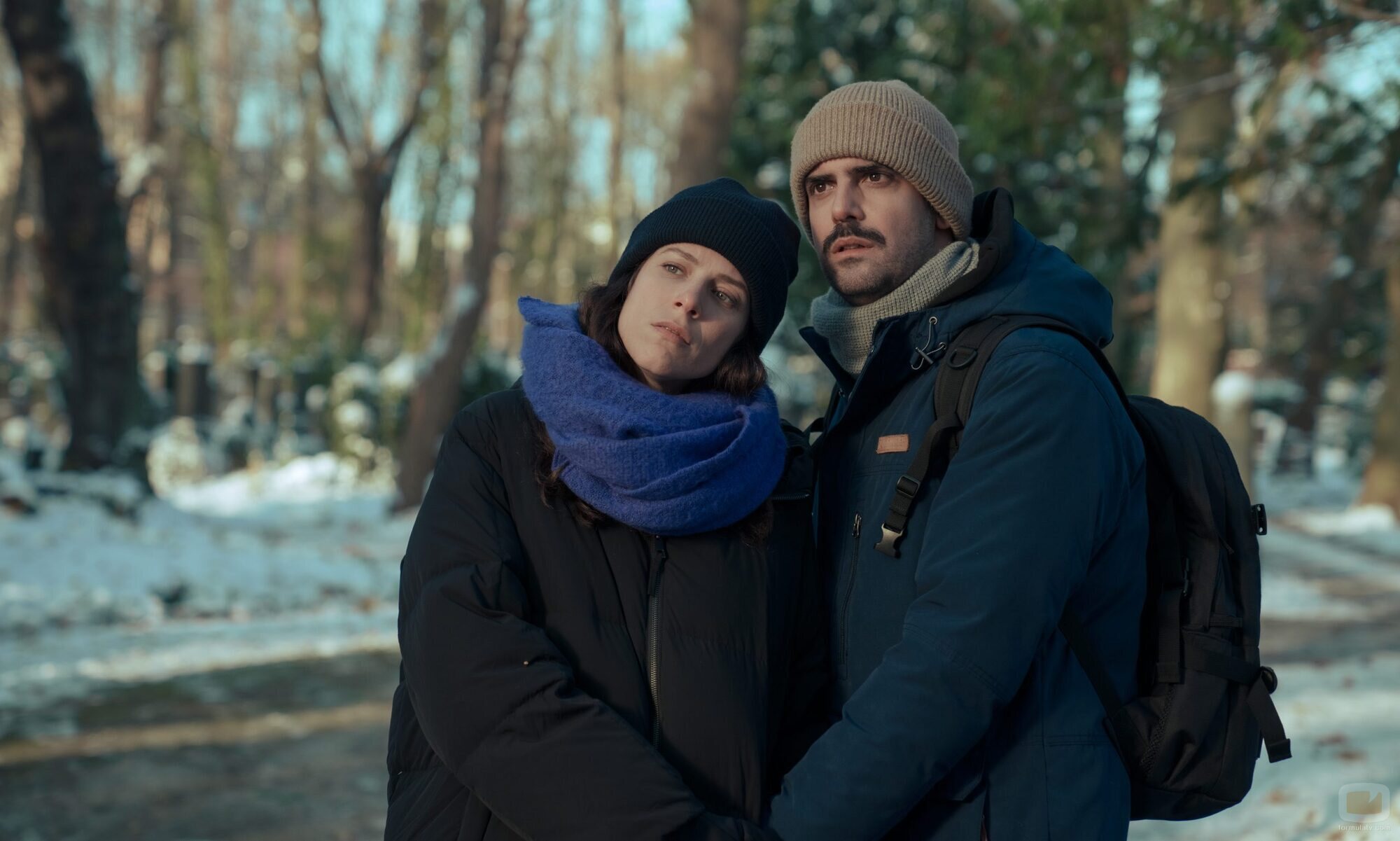 Foto de Francesco Carril y Iria del Río en el 1x05 de 'Los años nuevos'