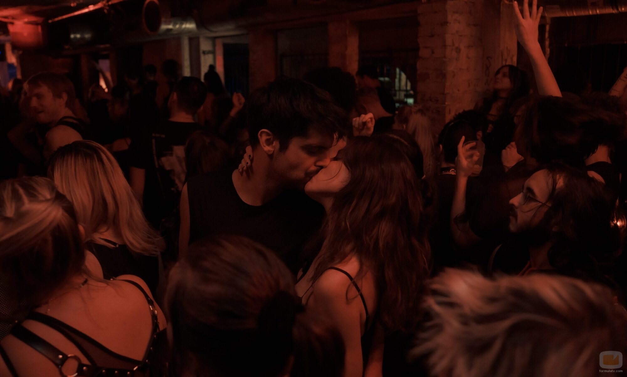 Still de Francesco Carril y Iria del Río en Capítulo 5 titulado '2019' de 'Los años nuevos'