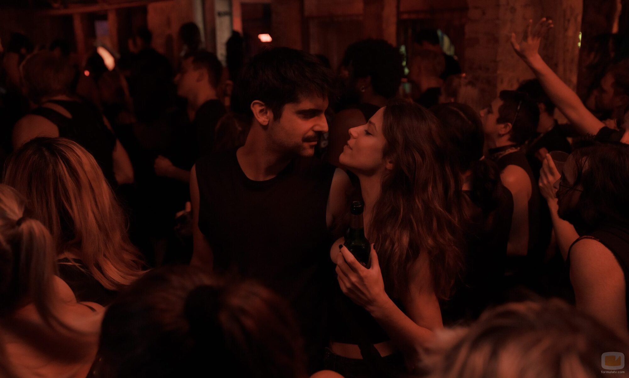 Francesco Carril y Iria del Río en 1x05 titulado '2019' de 'Los años nuevos'
