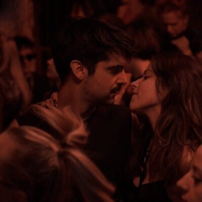 Francesco Carril y Iria del Río en 1x05 '2019' de 'Los años nuevos'