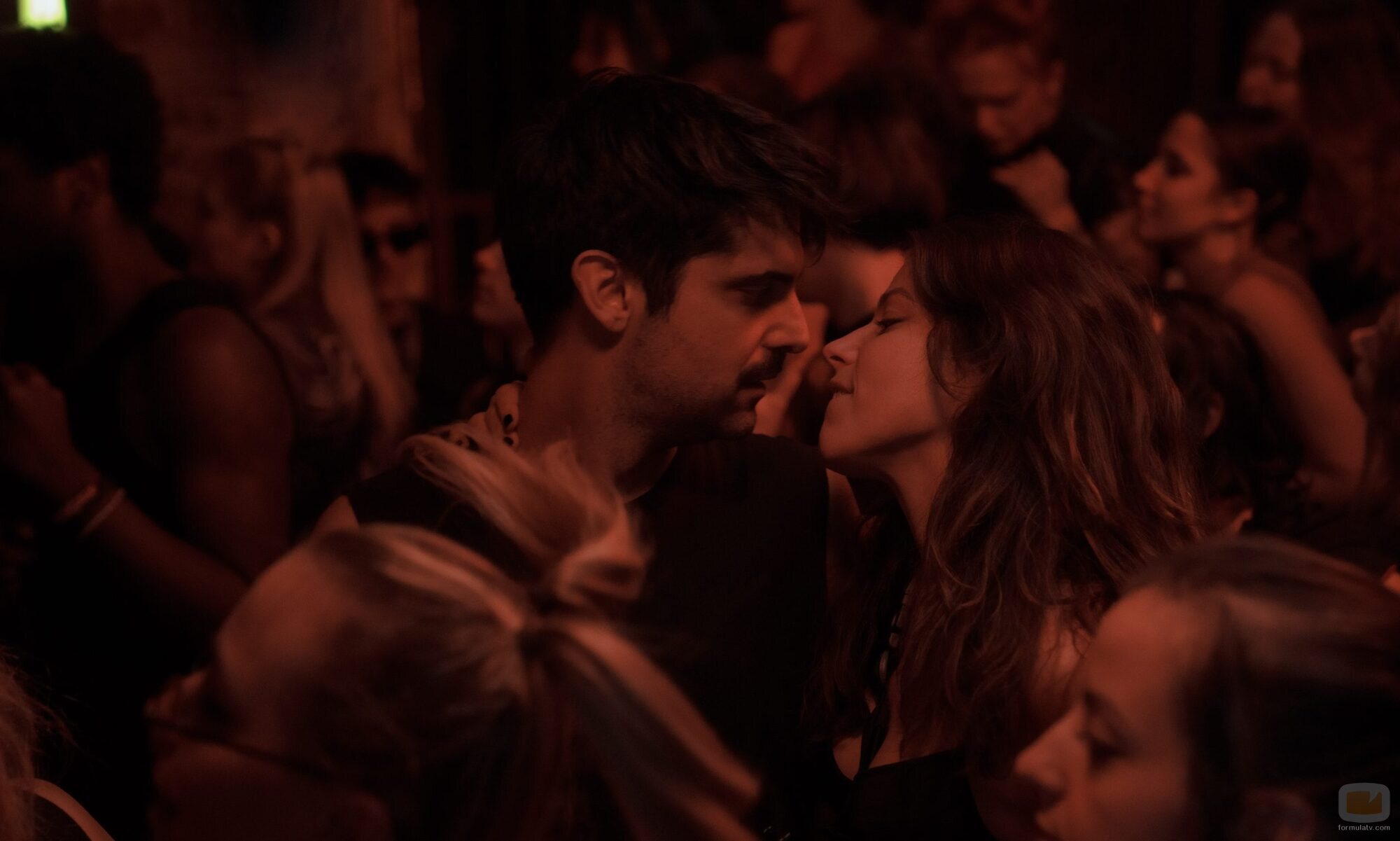 Francesco Carril y Iria del Río en 1x05 '2019' de 'Los años nuevos'