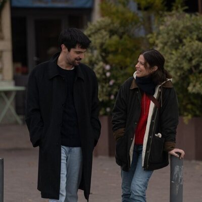 Francesco Carril y Iria del Río en 1x07 titulado '2021' de 'Los años nuevos'