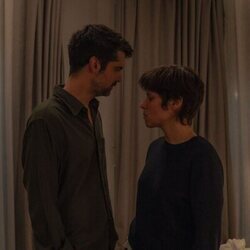 Francesco Carril y Iria del Río en 1x10 titulado '2024' de 'Los años nuevos'