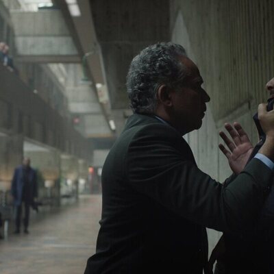 Ennis Esmer y John Ortiz en 1x06 titulado 'Loco' de 'La locura'