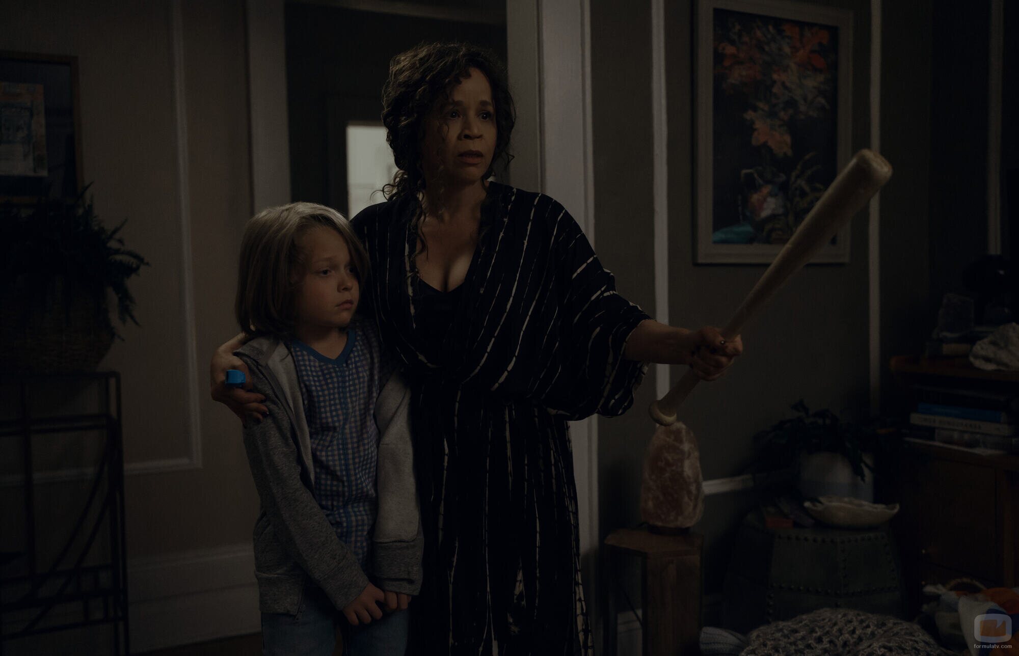Rosie Perez y Jacobi Jupe en Capítulo 1 titulado 'El impostor' de 'Before'