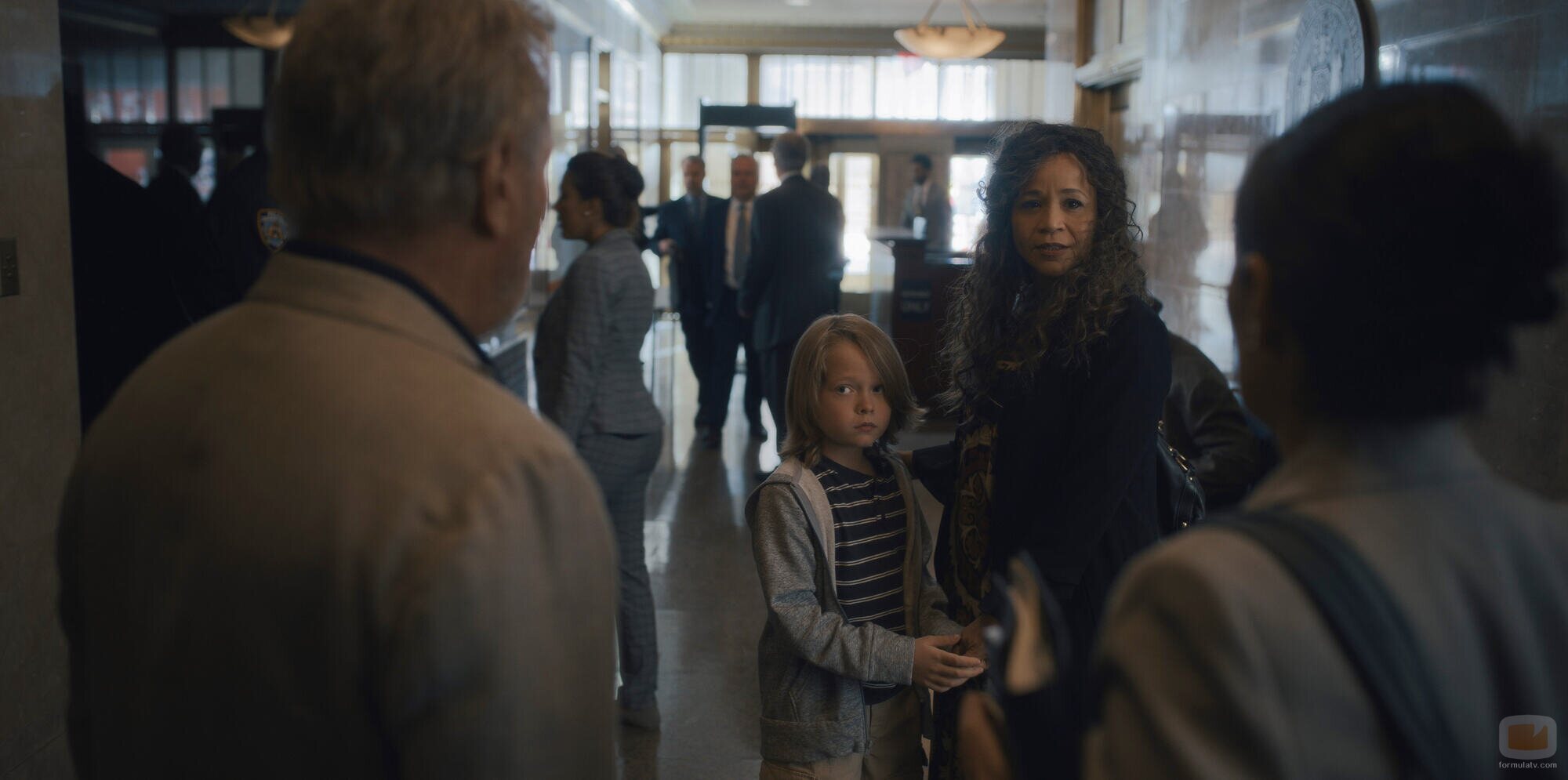 Rosie Perez y Jacobi Jupe en la temporada 1 y el capítulo 01 de 'Before'