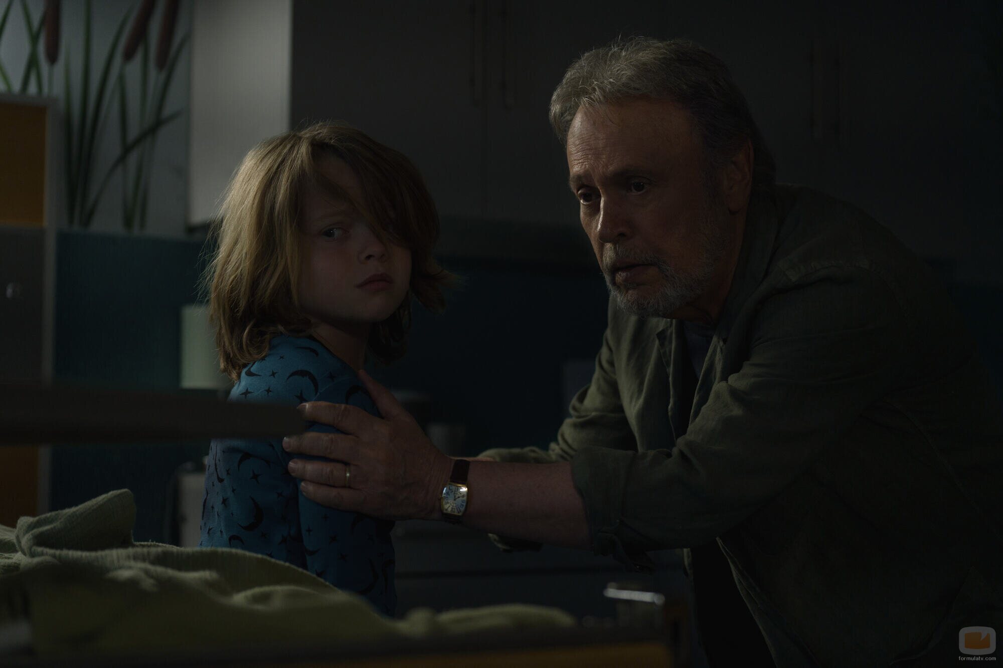 Billy Crystal y Jacobi Jupe en 1x01 titulado 'El impostor' de 'Before'
