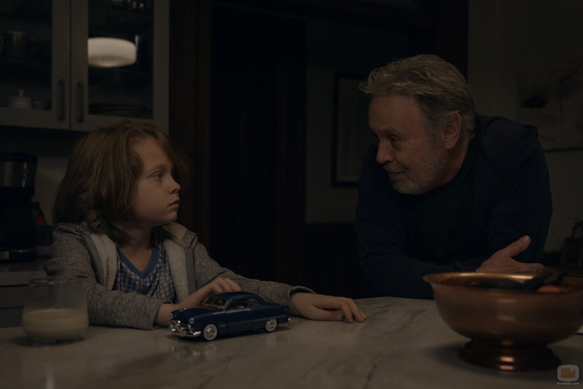 Billy Crystal y Jacobi Jupe en Capítulo 1 titulado 'El impostor' de 'Before'
