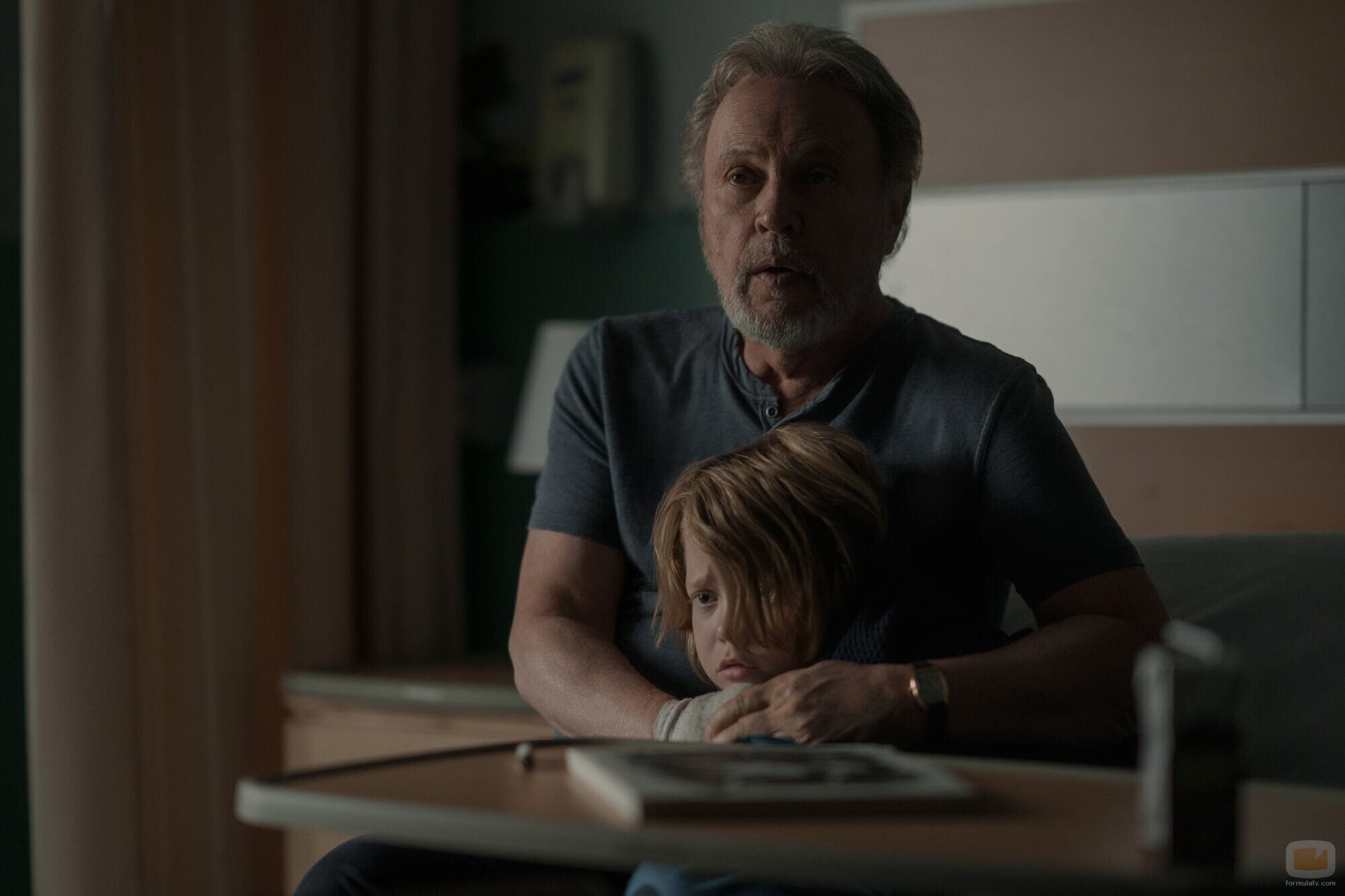 Escena de Billy Crystal y Jacobi Jupe en el 1x03 de 'Before'
