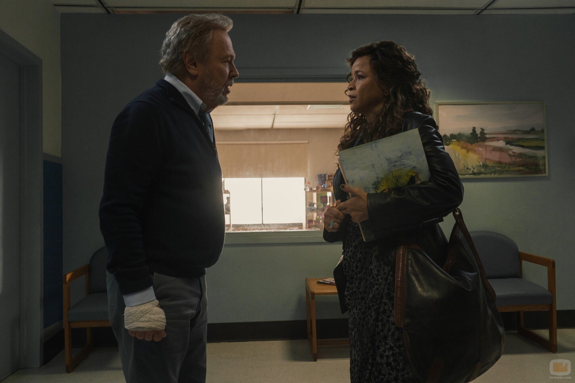 Billy Crystal y Rosie Perez en el 1x04 de 'Before'