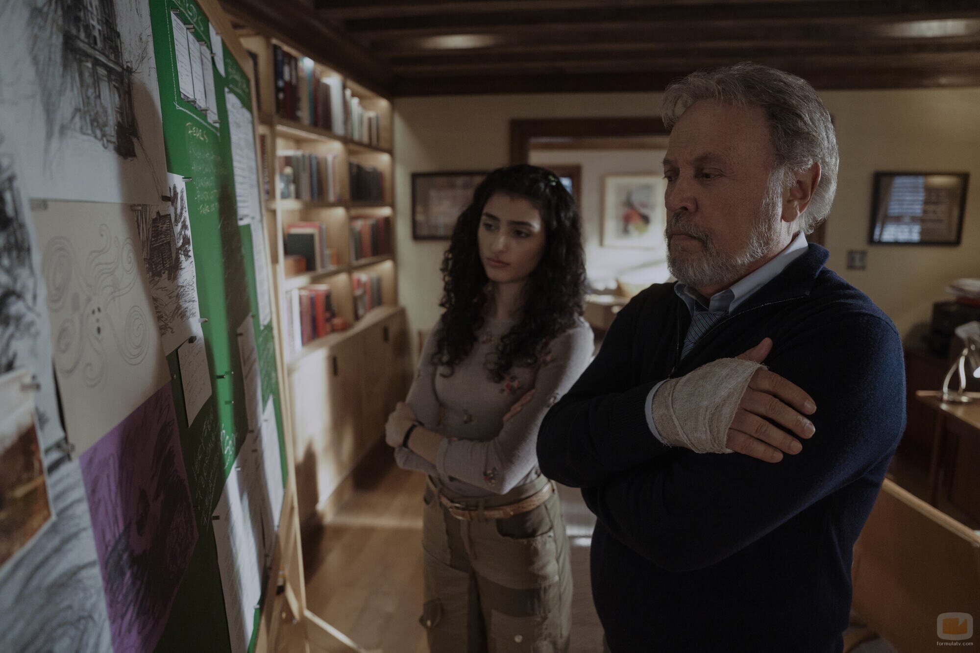 Billy Crystal y Ava Lalezarzadeh en 1x04 titulado 'Símbolos y señales' de 'Before'