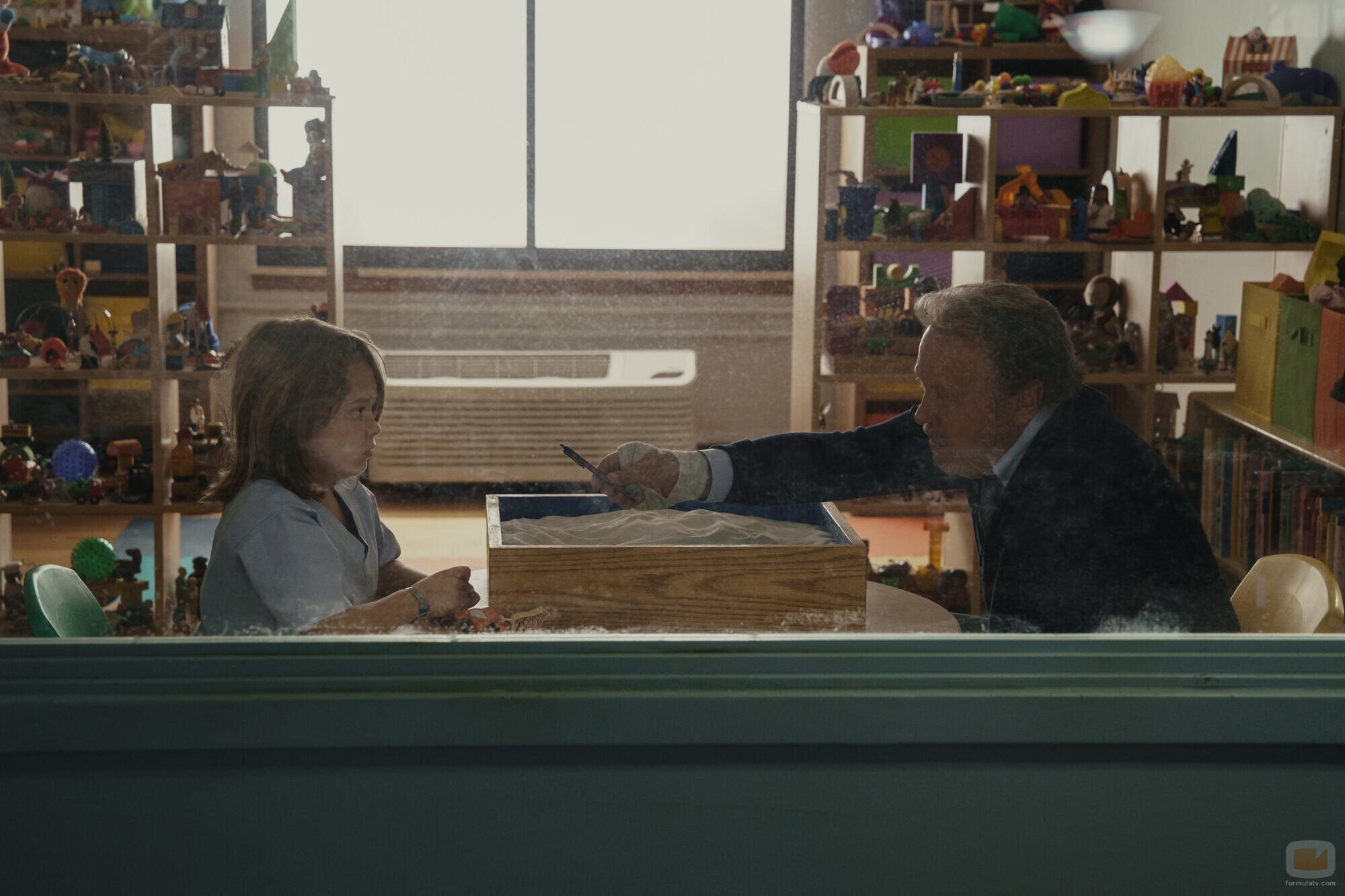 Billy Crystal y Jacobi Jupe en la temporada 1 y el capítulo 04 de 'Before'