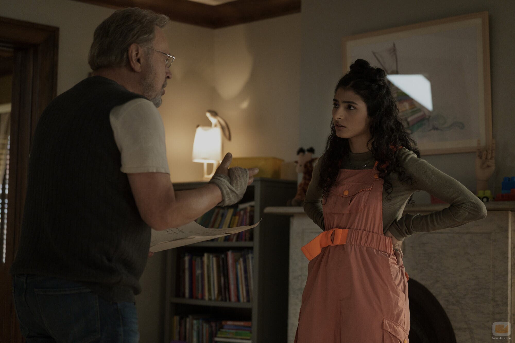 Billy Crystal y Ava Lalezarzadeh en Capítulo 5 titulado 'Folie à Deux' de 'Before'