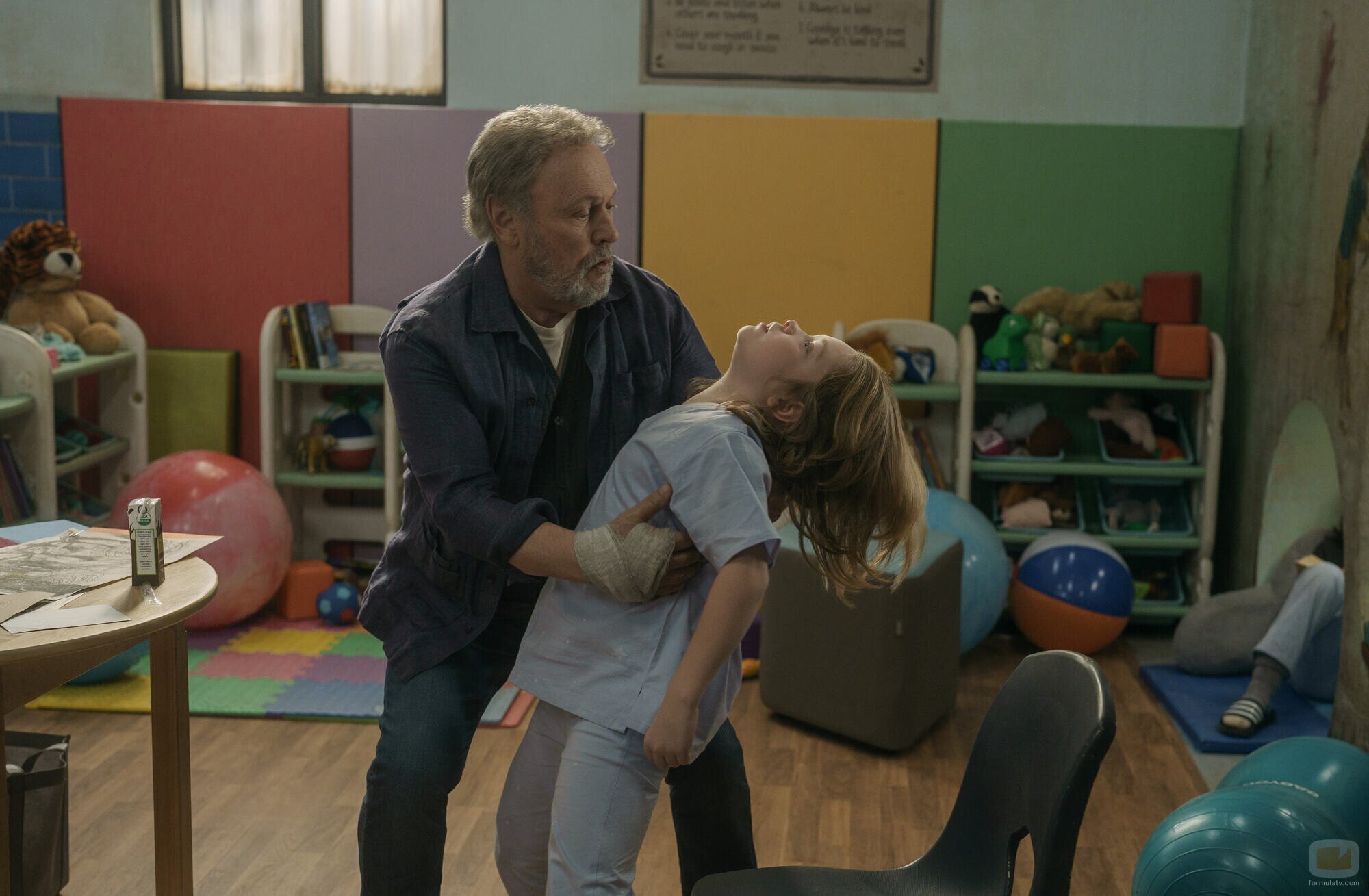 Imagen de Billy Crystal y Jacobi Jupe en Capítulo 5 titulado 'Folie à Deux' de 'Before'