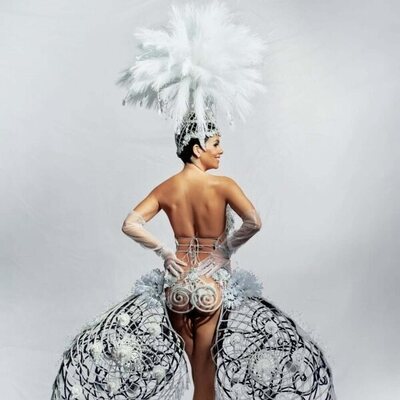 Cristina Pedroche luce su vestido de las Campanadas 2024/2025 de espaldas