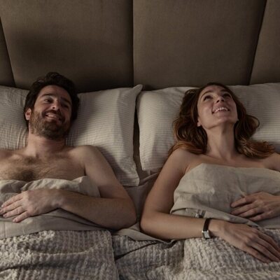 Paloma Bloyd y Gorka Otxoa en 3x01 titulado 'Hombres evolucionantes' de 'Machos Alfa'