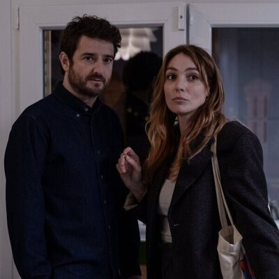 Paloma Bloyd y Gorka Otxoa en 3x04 titulado 'Dos más dos...' de 'Machos Alfa'