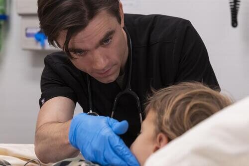 Patrick Ball en el 1x01 de 'The Pitt'
