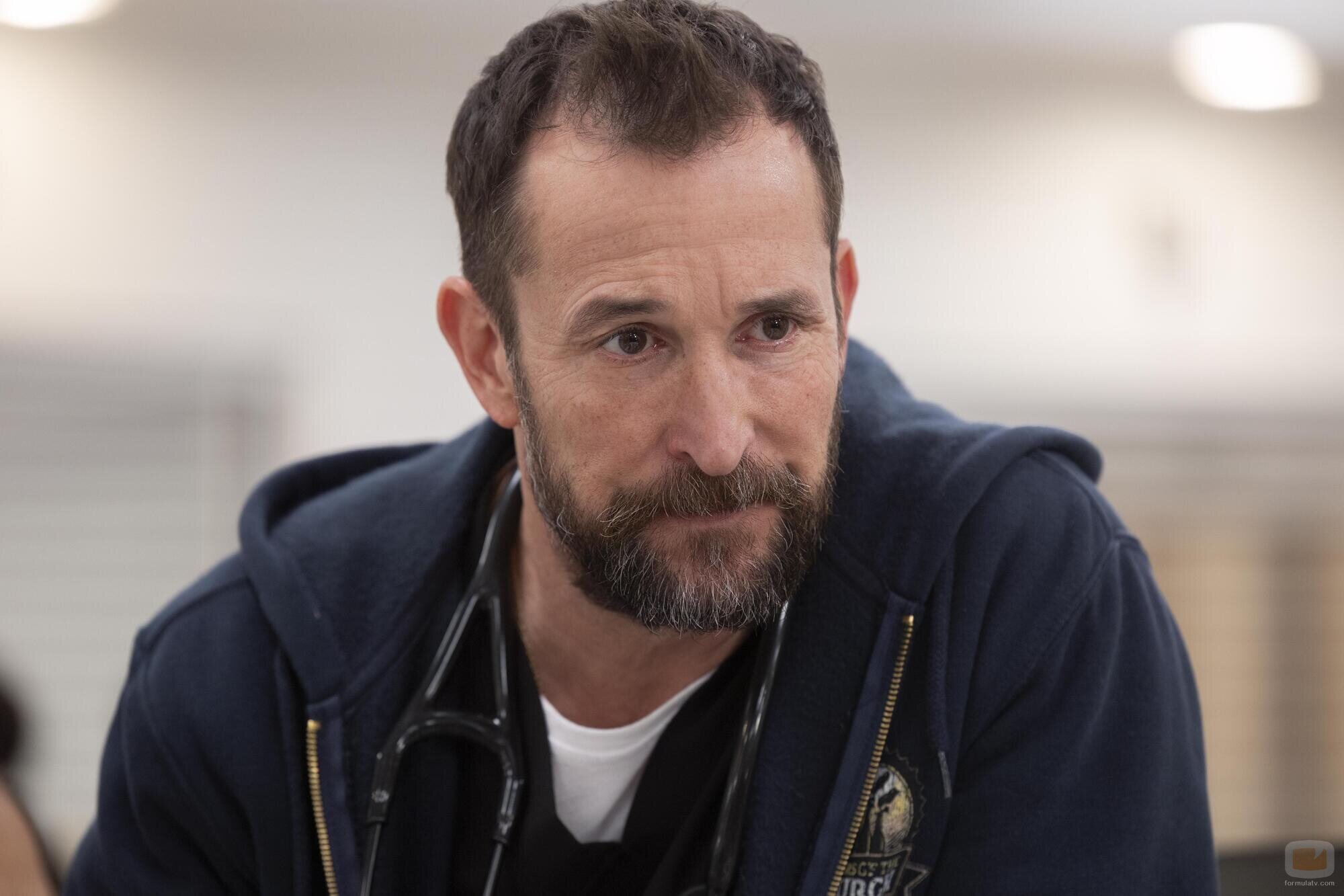 Imagen de Noah Wyle en el 1x01 de 'The Pitt'