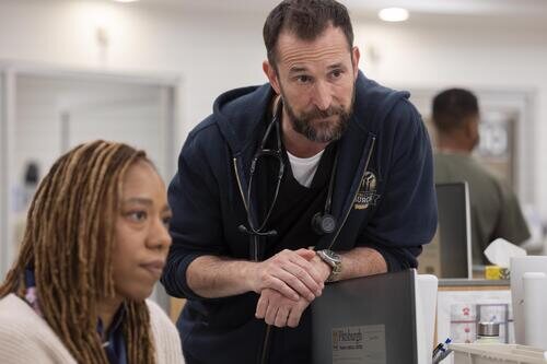 Imagen de Noah Wyle en '7:00 A.M.' de 'The Pitt'