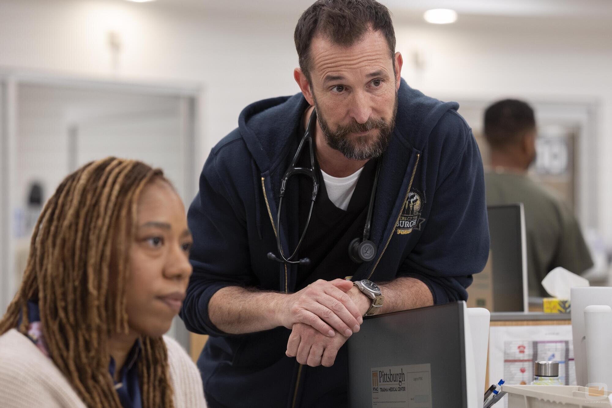 Imagen de Noah Wyle en '7:00 A.M.' de 'The Pitt'