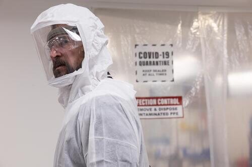 Escena de Noah Wyle en Capítulo 1 titulado '7:00 A.M.' de 'The Pitt'