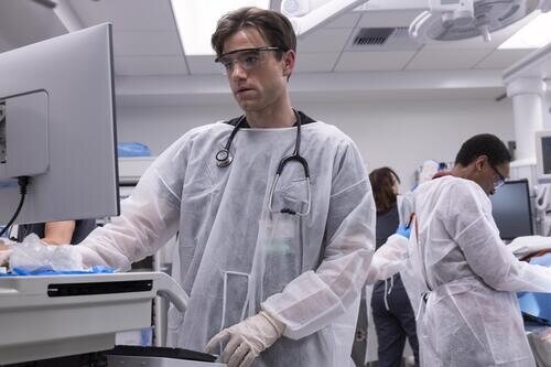 Patrick Ball en 1x01 '7:00 A.M.' de 'The Pitt'