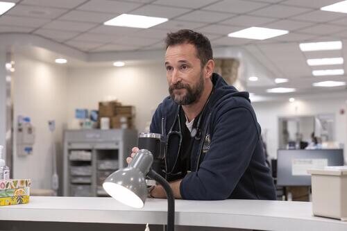 Escena de Noah Wyle en la temporada 1 y el capítulo 01 de 'The Pitt'
