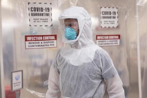 Still de Noah Wyle en el 1x01 de 'The Pitt'