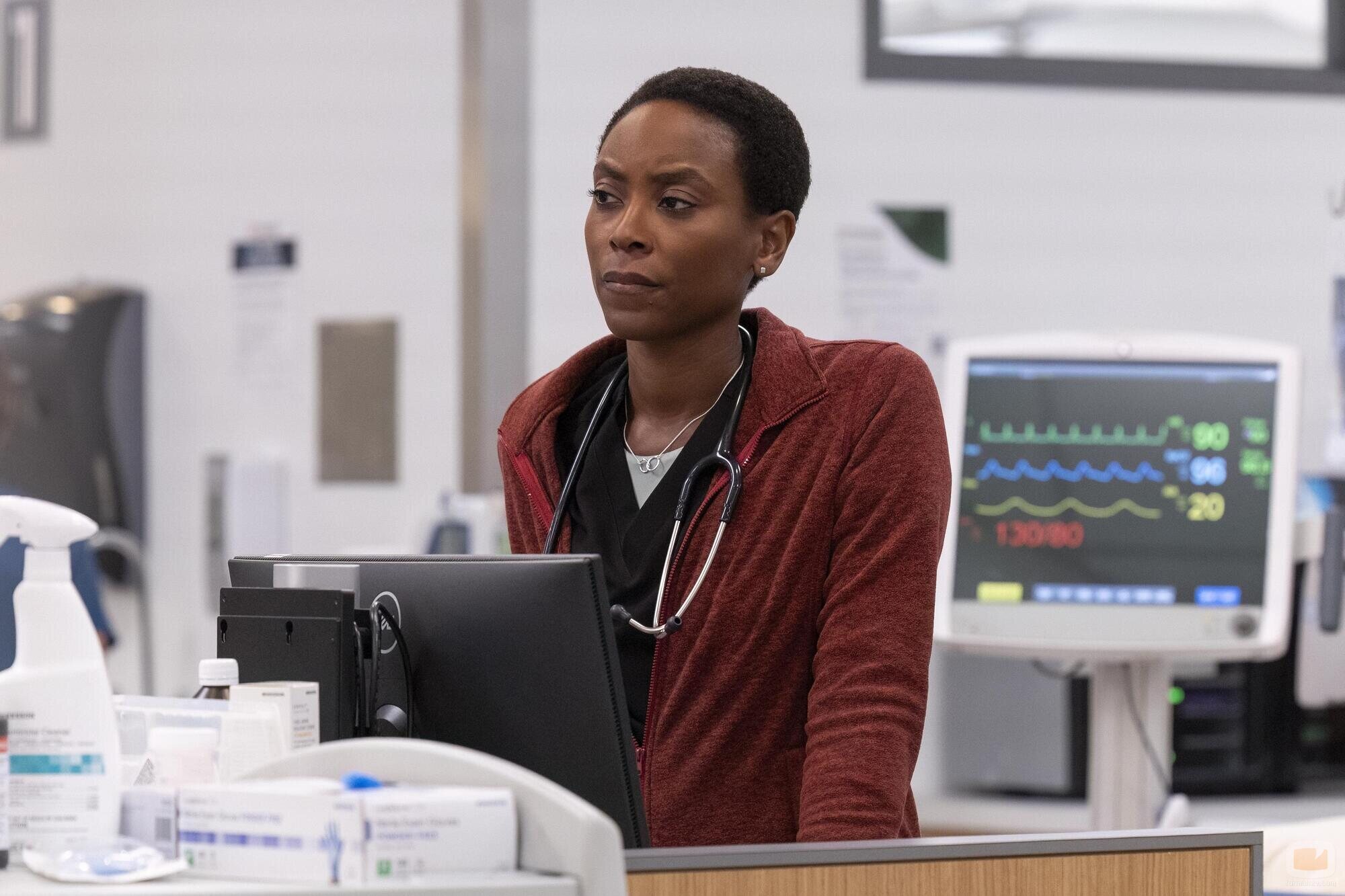 Tracy Ifeachor en 1x02 '8:00 A.M.' de 'The Pitt'