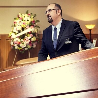 Carlos Areces en 1x01 titulado 'Episodio 1' de 'Muertos S.L.'