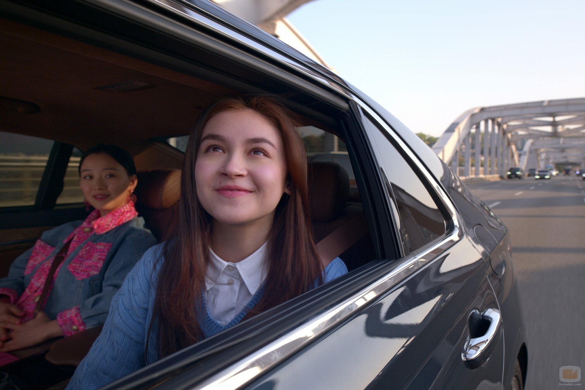 Gia Kim y Anna Cathcart en 'Besos' de 'XO, Kitty'