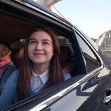 Gia Kim y Anna Cathcart en 'Besos' de 'XO, Kitty'