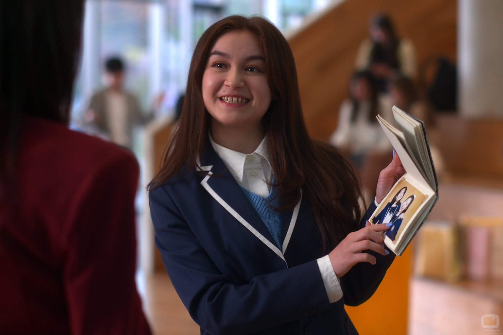 Foto de Anna Cathcart en la temporada 1 y el capítulo 01 de 'Besos, Kitty'