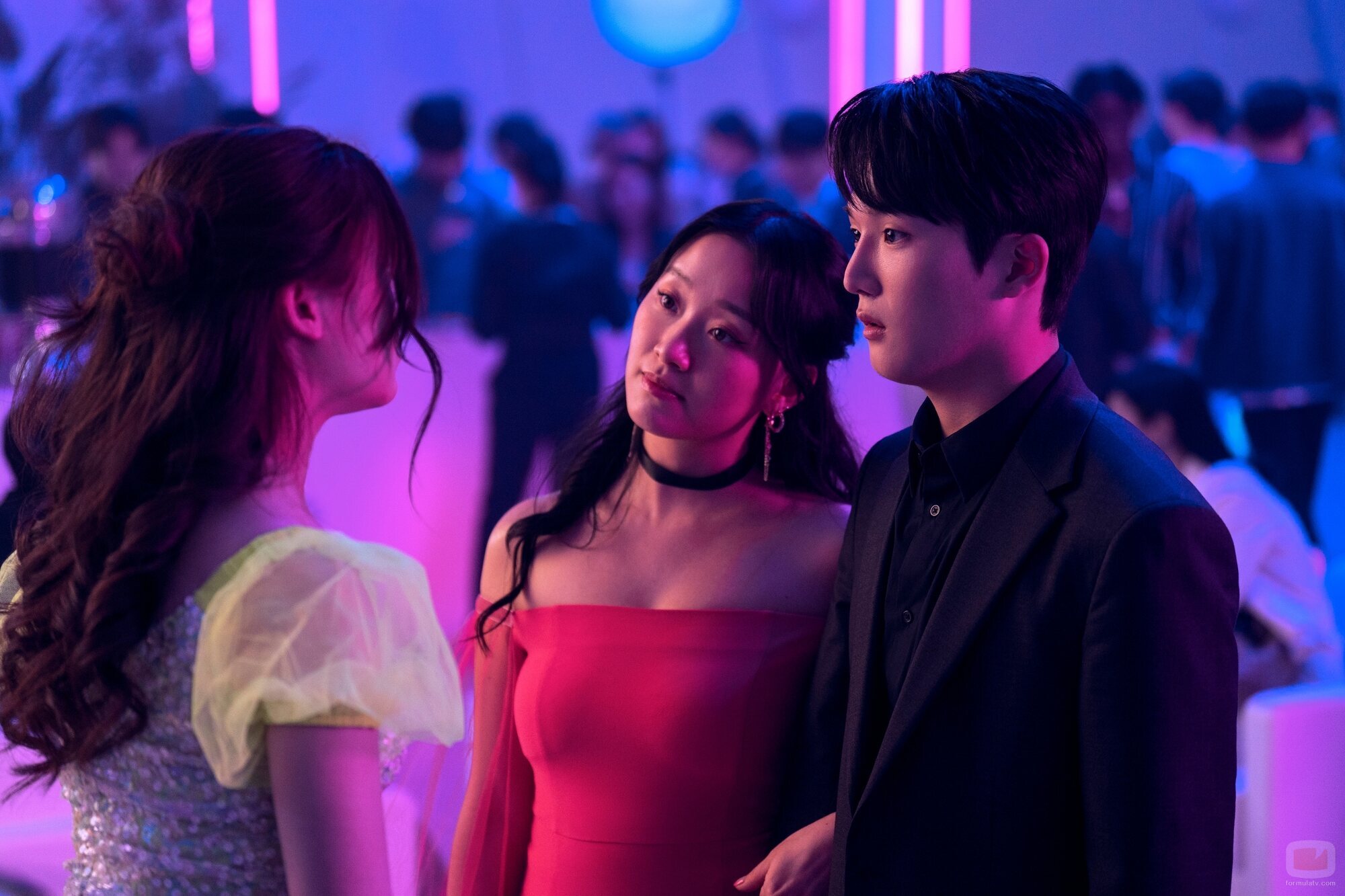 Gia Kim y Anna Cathcart en 1x01 titulado 'Besos' de 'Besos, Kitty'