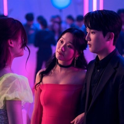 Gia Kim y Anna Cathcart en 1x01 titulado 'Besos' de 'Besos, Kitty'
