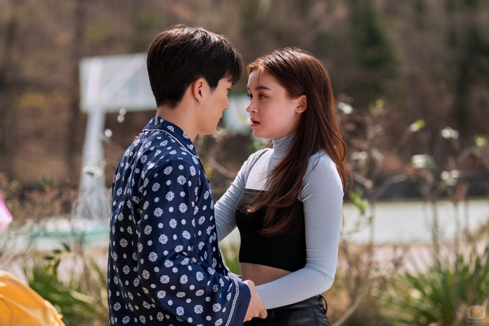 Anna Cathcart y Minyeong Choi en Capítulo 2 titulado 'WTF' de 'Besos, Kitty'