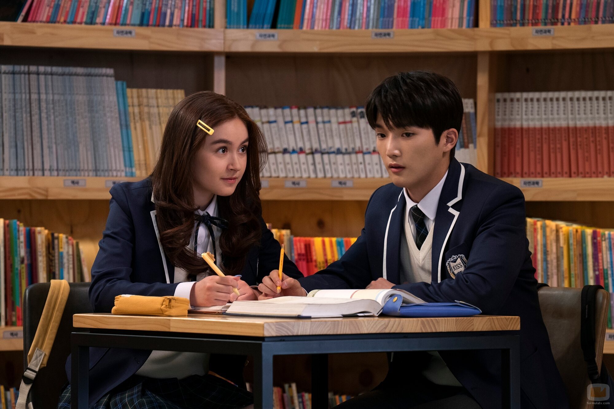 Anna Cathcart y Minyeong Choi en el 1x03 de 'XO, Kitty'