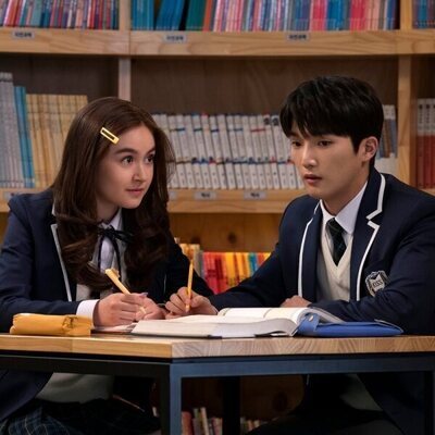 Anna Cathcart y Minyeong Choi en el 1x03 de 'XO, Kitty'