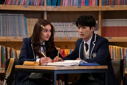Anna Cathcart y Minyeong Choi en el 1x03 de 'XO, Kitty'