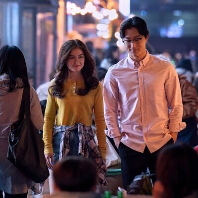Peter Thurnwald y Anna Cathcart en 1x04 '¡Por fin viernes!' de 'Besos, Kitty'