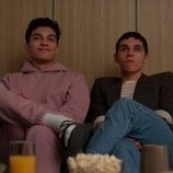 Anthony Keyvan y Théo Augier en '¡Por fin viernes!' de 'Besos, Kitty'