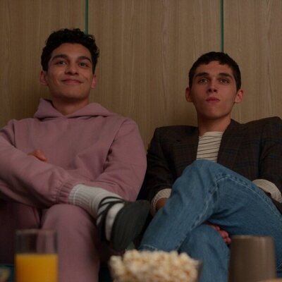 Anthony Keyvan y Théo Augier en '¡Por fin viernes!' de 'Besos, Kitty'