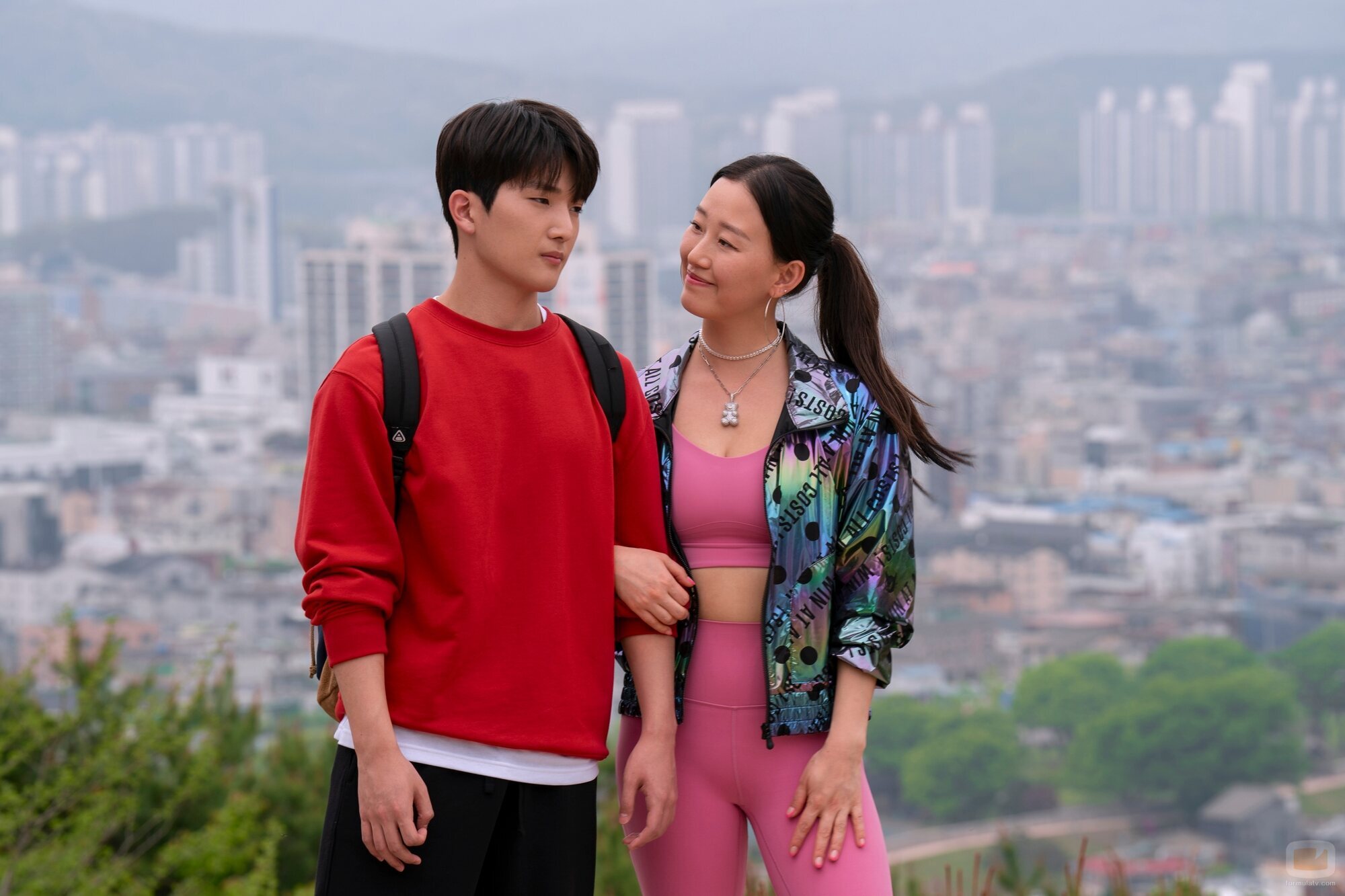 Gia Kim y Minyeong Choi en 1x04 titulado '¡Por fin viernes!' de 'Besos, Kitty'