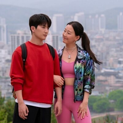 Gia Kim y Minyeong Choi en 1x04 titulado '¡Por fin viernes!' de 'Besos, Kitty'