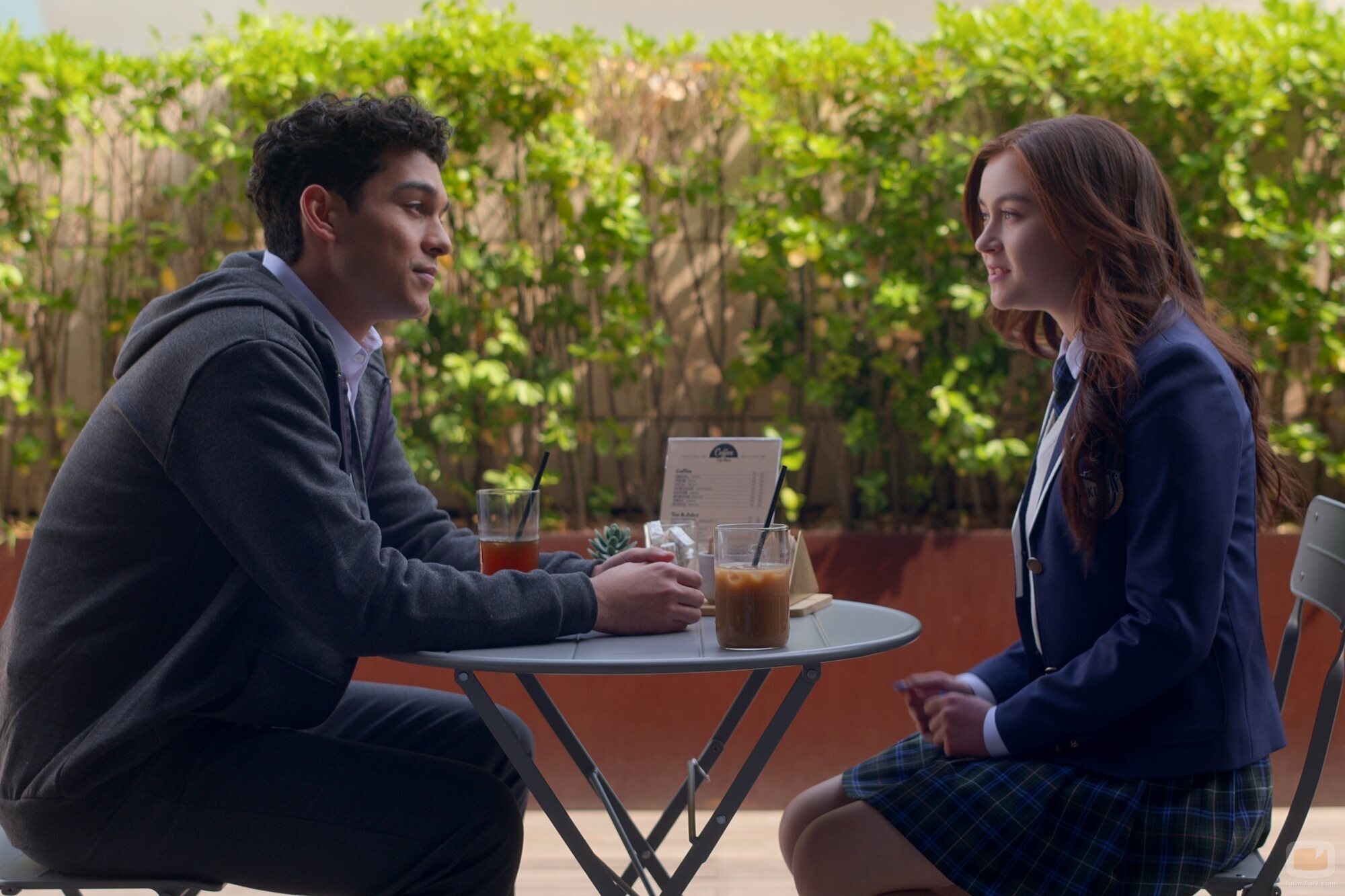 Anthony Keyvan y Anna Cathcart en 1x06 titulado 'Cada uno lleva su bebida' de 'Besos, Kitty'
